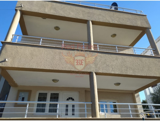 For sale house 70 meters from the sea, with a total area of 180 m on 3 floors, located on a plot of 189 m.