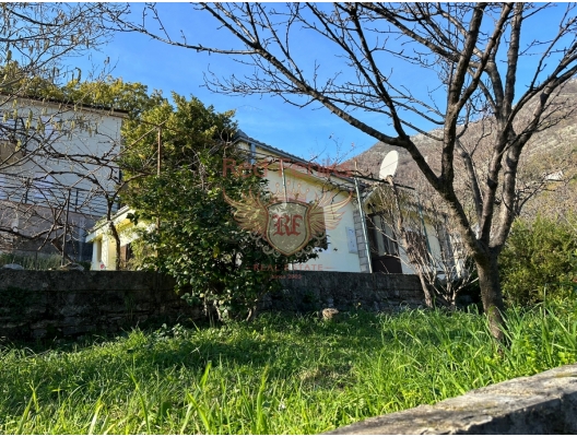 Ugodna jednospratna kuća na mirnoj lokaciji, Kamenari, prodaja kuća Crna Gora, kupiti vilu u Herceg Novi, vila blizu mora Baosici