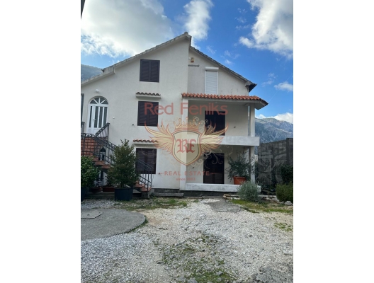 For sale hose in Kotor Skaljari located on a plot of 1139m2 with total area of 337 m2
The house consists of four apartments and two parts
First floor- separate entrance apartment with two bedrooms,
living room, spacious kitchen - fully furnished and ready for occupancy, 71m2
Second floor: independent apartment with two bedrooms,
living room, kitchen and terrace with sea view, 76m2
The second part of the building consists of one and three apartments- 71,74,42 m2.