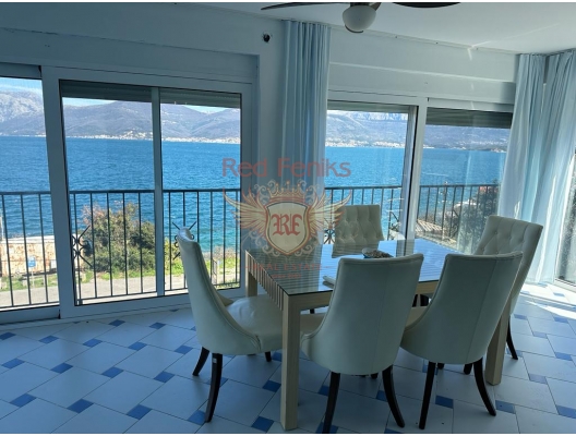 For sale House on the first line on the Lustica peninsula,
Krasici village with a total area of ​​224m 2 and a garden of 135m2
undeveloped, it is guaranteed an unobstructed sea view with the possibility
of building residential or commercial premises.