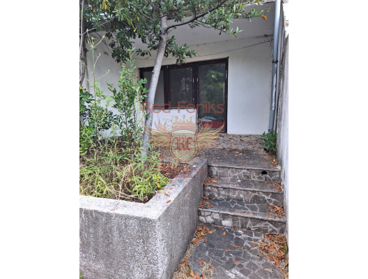 For sale House in Dostijeva/Budva
90 m2
3 storey
4+1 rooms
2 bathroom
Need renovation from 30.