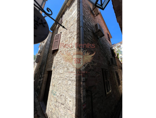 For sale House in the Old Town in Budva
75 m2 + 20 m2 attic
Ideal for a boutique hotel with 3 apartments
OR
to use the ground floor for
Coffee to take away, Boutiques, office for Real Estate, etc.