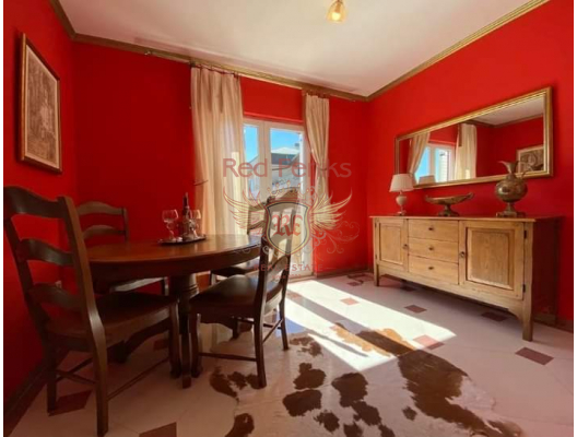 Budva'da dağ manzaralı satılık iki yatak odalı daire.