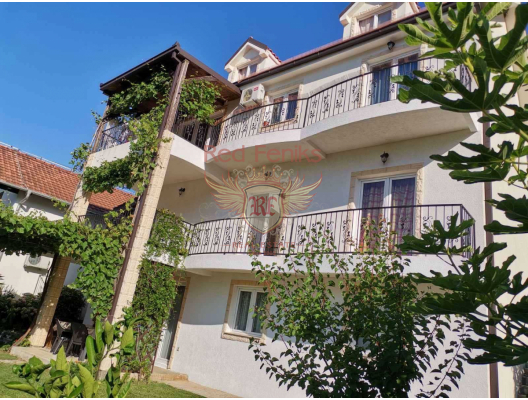 Ein geräumiges, neu erbautes Haus steht in Ratiševina, einem ruhigen Ortsteil von Igalo in Herceg Novi, zum Verkauf.